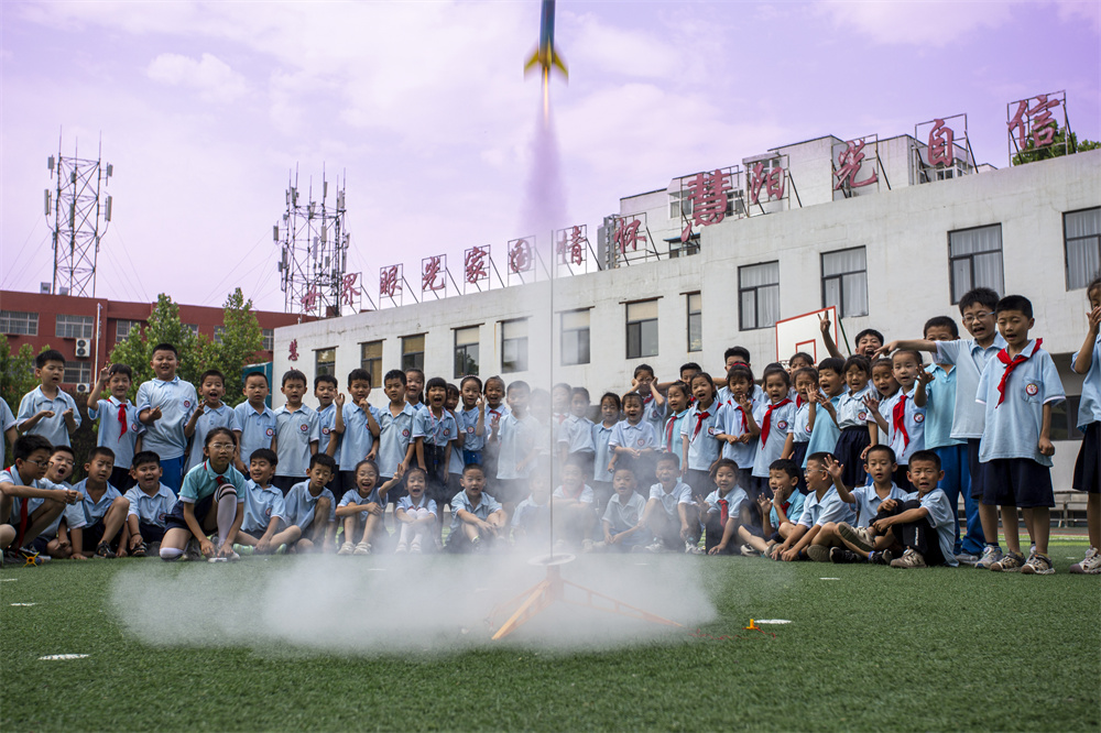 6月14日,河北省邯郸市复兴区前进小学操场,学生们自己制作的航天飞机试飞。聂长青摄