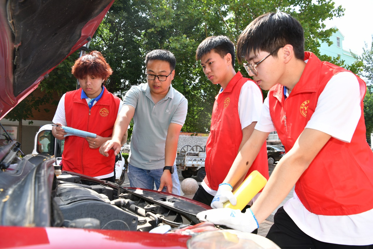 6月15日，在沧州市学府社区新时代文明实践站，沧州职业技术学院的师生在为社区居民进行车辆检查。苑立伟摄