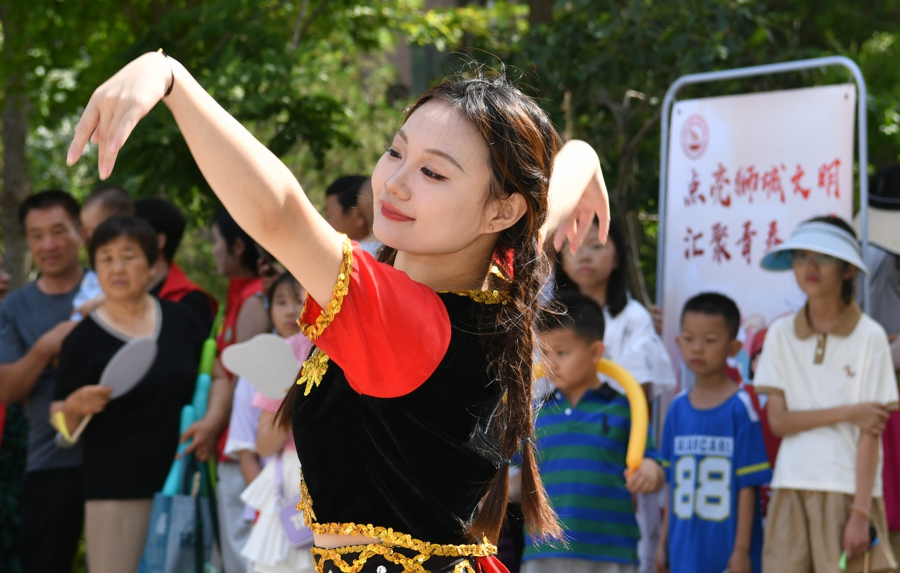 6月15日，在沧州市嘉禾一方新时代文明实践站，沧州职业技术学院的学生为社区居民表演舞蹈。苑立伟摄