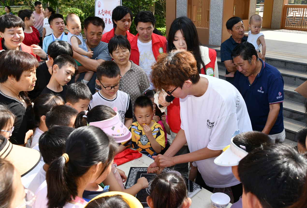 6月15日，在沧州市嘉禾一方新时代文明实践站，沧州职业技术学院的学生为社区居民表演魔术。苑立伟摄