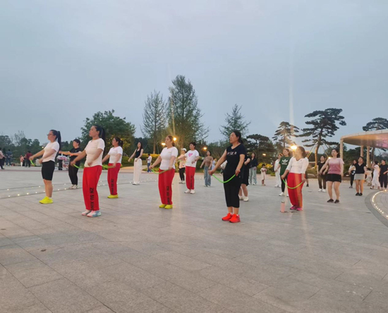 曲阳县潮悦滨湖公园群众健身场景。曲阳县委宣传部供图