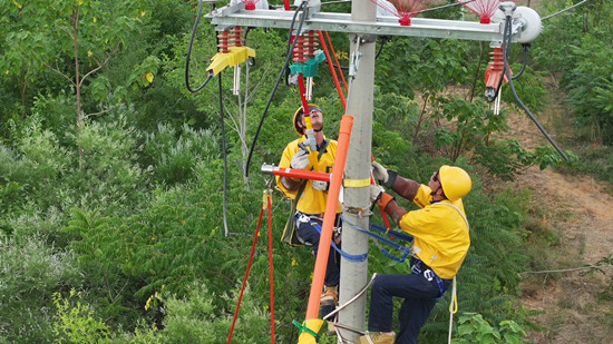 國網贊皇縣供電公司帶電作業組工作人員正在帶電作業。袁大路攝