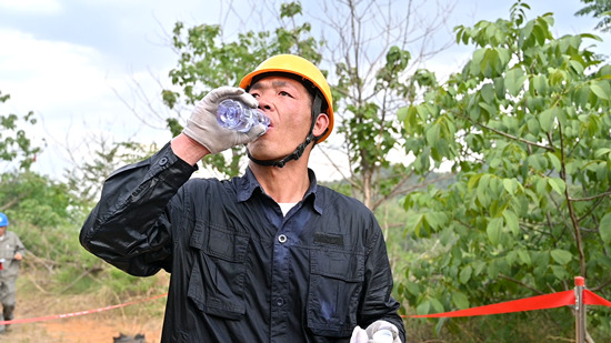 國網贊皇縣供電公司帶電作業組工作人員作業完成后汗水已浸透裡層衣服。袁大路攝