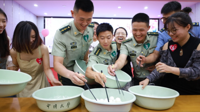 “浪漫相約·緣定軍營”紅藍融合鵲橋會之“齊心協力”。李亞男攝