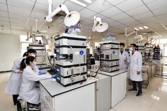 在以岭医药研究院液相色谱实验室内，工作人员正在进行紫外检测实验。以岭供图