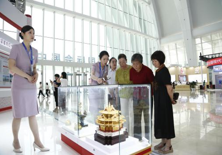 參展客商、到場觀眾參觀咨詢工商銀行個人定制產品“故宮角樓”。張偉燁攝