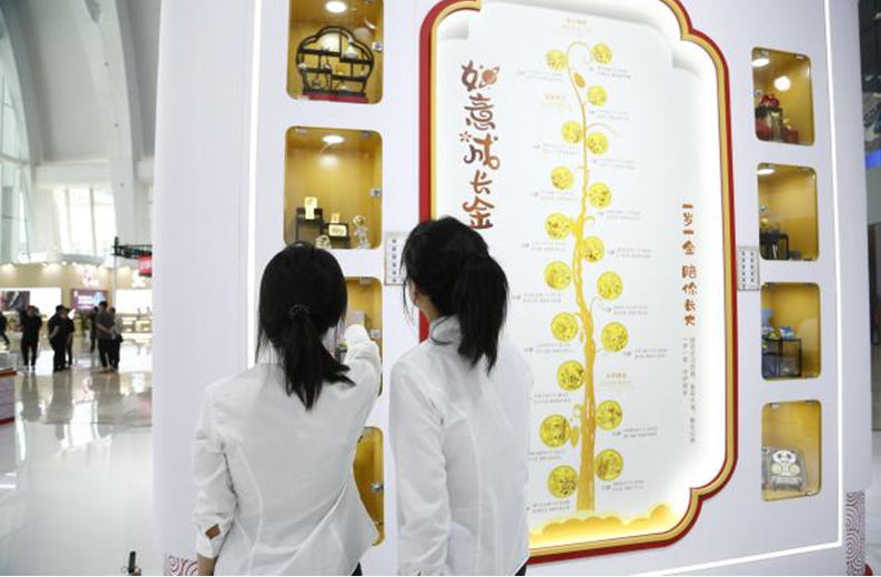 到場觀眾駐足欣賞工商銀行“如意成長金”產品。張偉燁攝