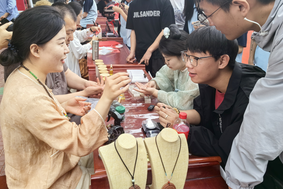 学生们在非遗体验区体验古法合香珠技艺。桥西区文化广电体育和旅游局供图