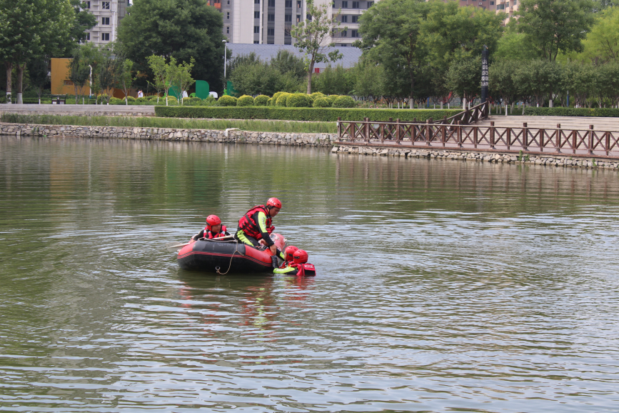 6月18日，白沟新城消防救援人员模拟有人在芙蓉公园人工湖落水，救援人员开展水上救援。王双摄