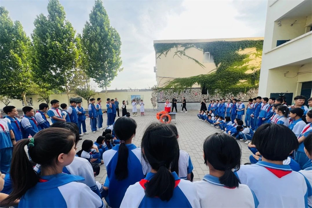红十字会志愿者到固义中学为学生开展防溺水宣讲。任思思摄