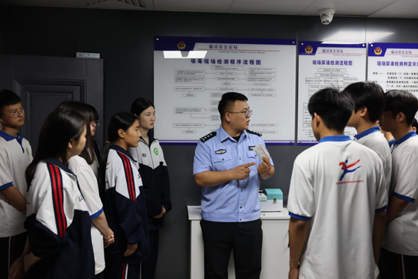 公安民警介紹功能室的功能。宋龍雨攝