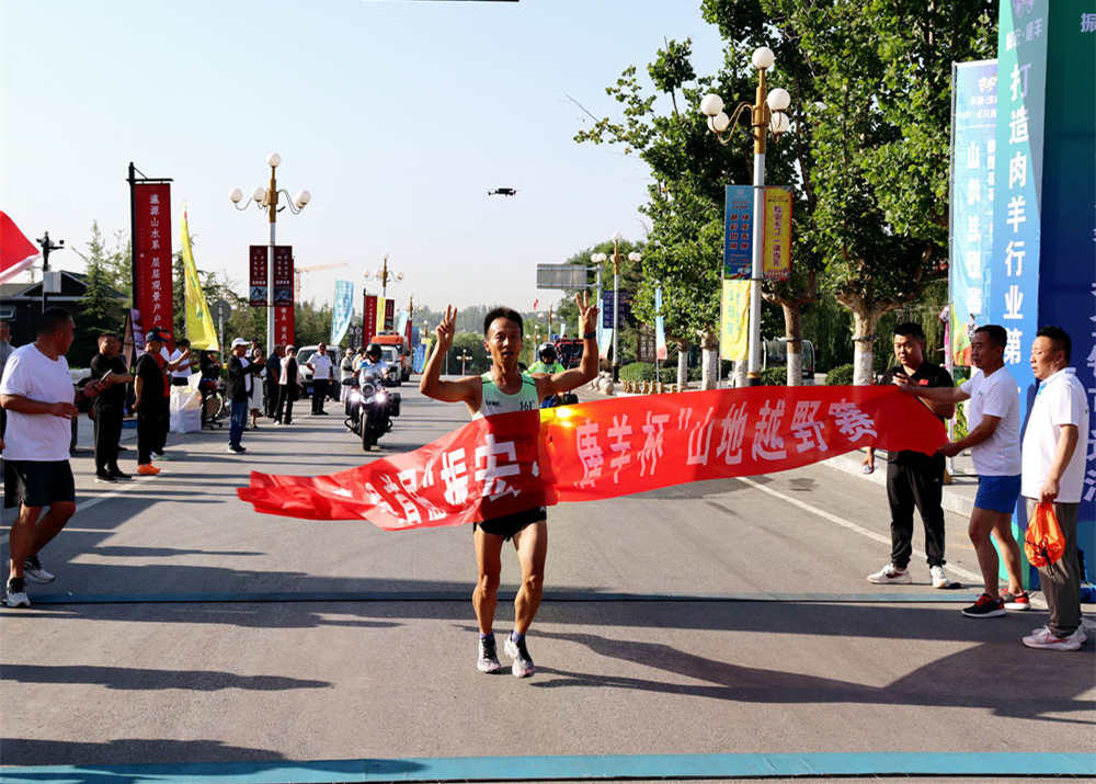 參加比賽的選手沖線，到達終點。劉紅娟攝