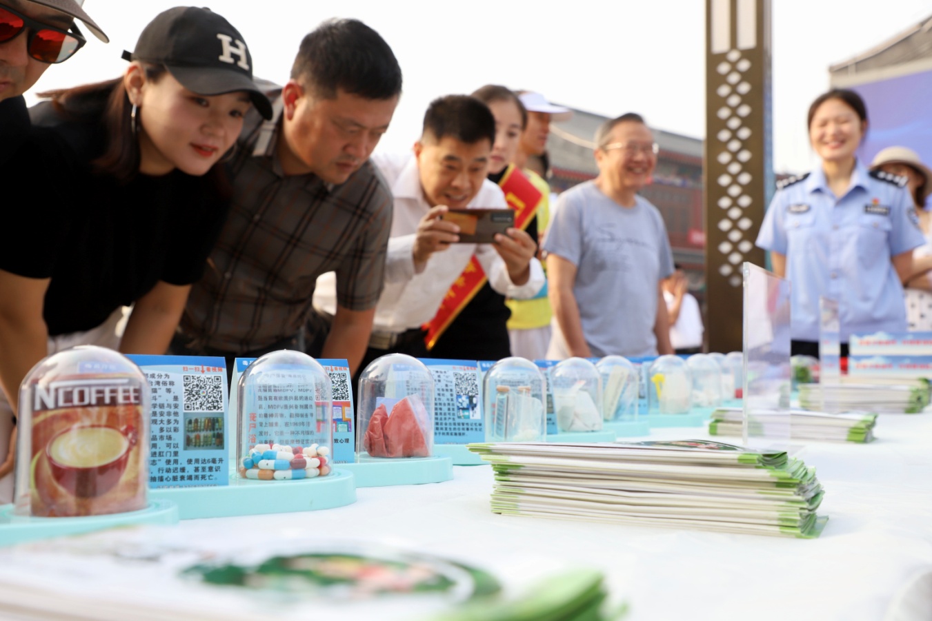 市民參觀禁毒宣傳展,學習禁毒知識。陳雷攝