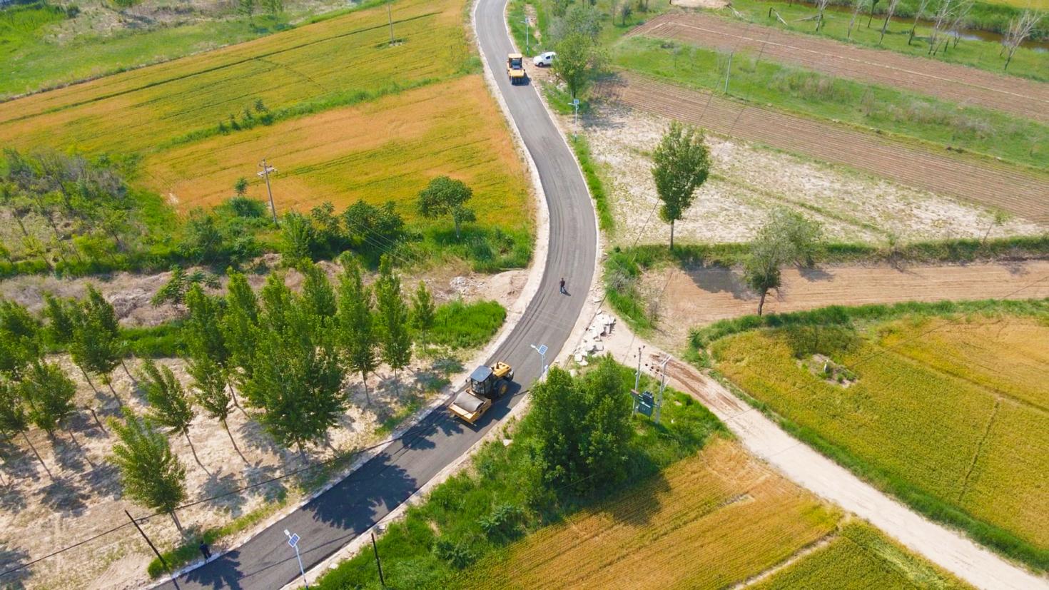 航拍大型機械在公路改造作業現場。趙宇攝