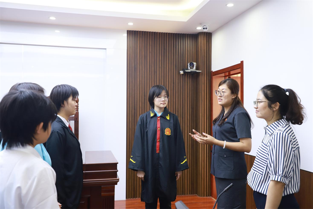 法院干警向师生讲解法官服相关知识。刘荣珍摄
