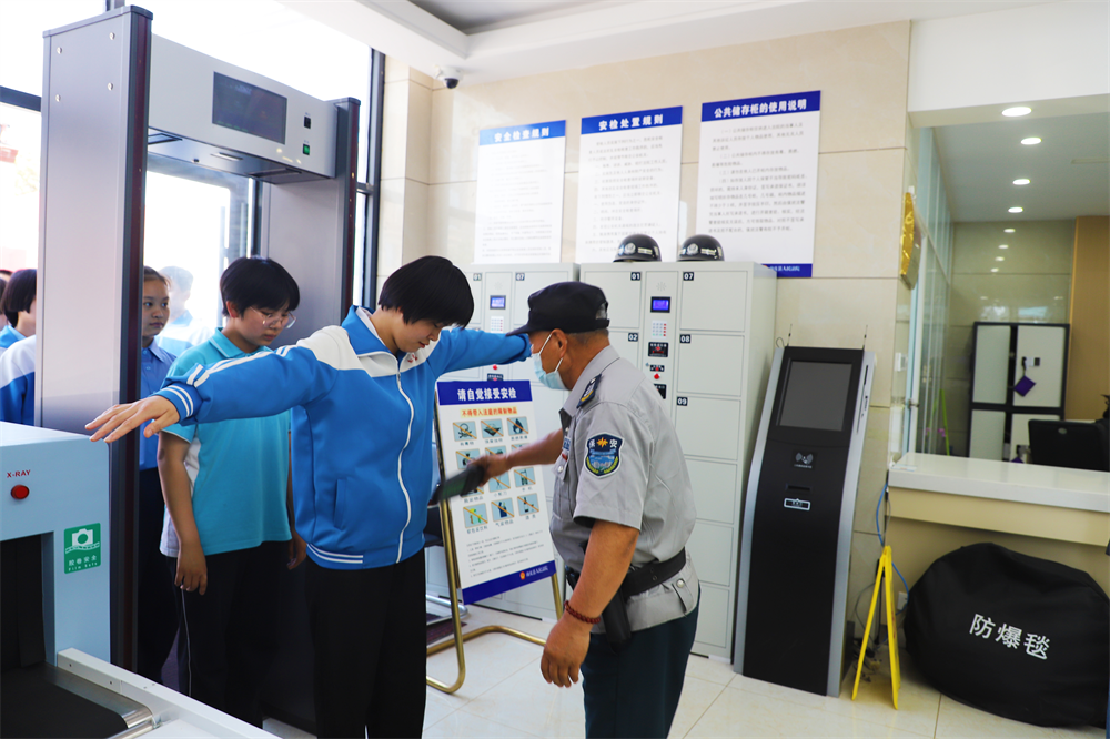 学生进入诉讼服务中心进行安全检查。刘荣珍摄