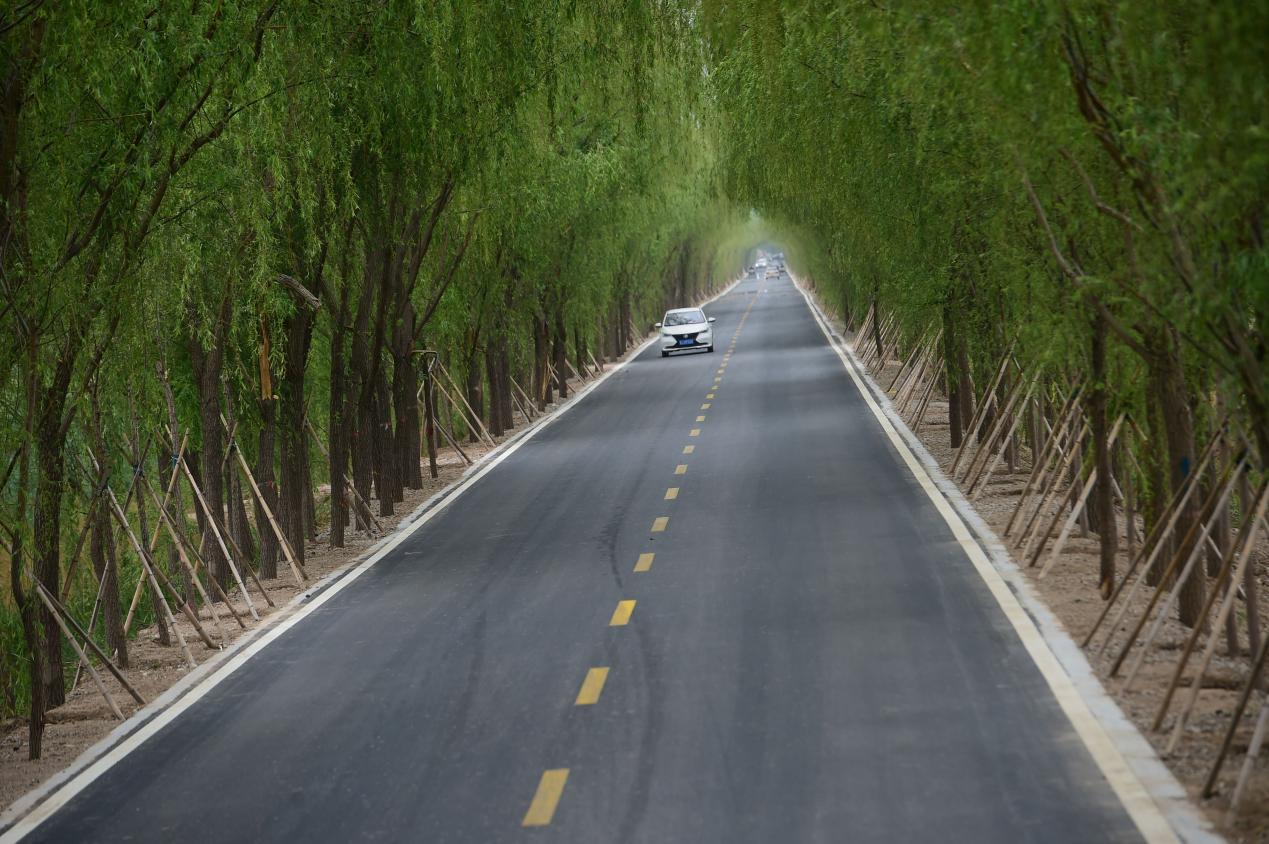 车辆行驶在一段新修复的公路上。傅新春摄