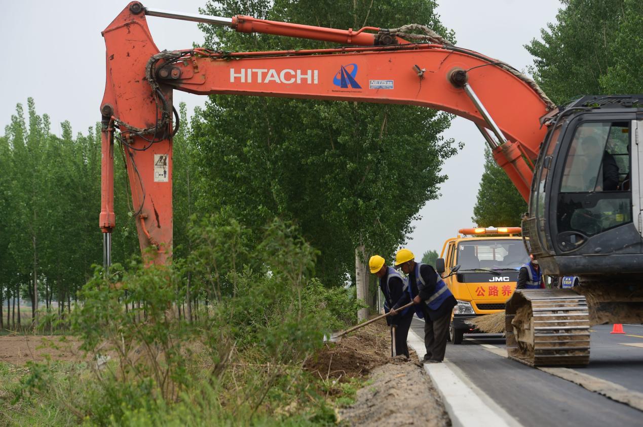 工人在整修新修公路护坡。傅新春摄