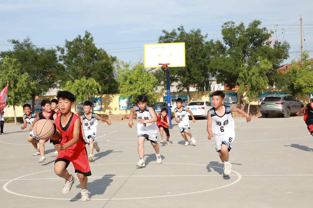 土塔學校小學生在進行籃球對抗賽。劉金忠攝