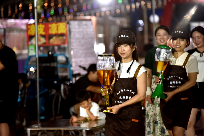 小吃城夜市。 邱洪生摄