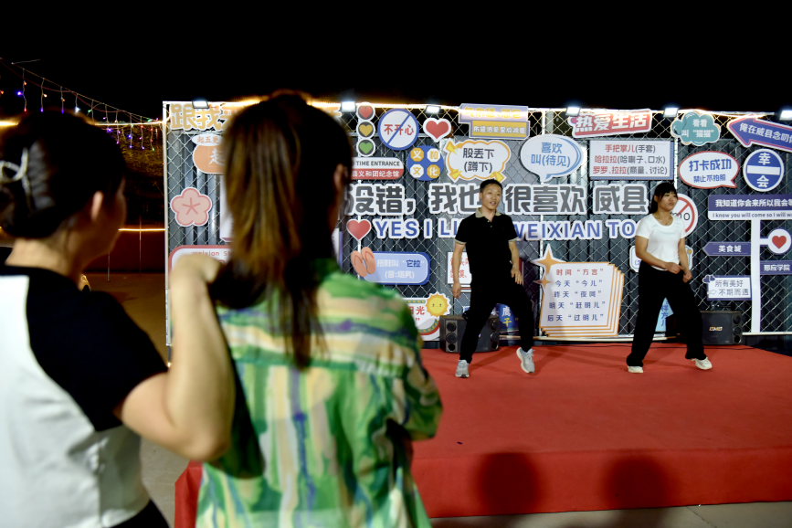 居民观赏健身舞。邱洪生摄