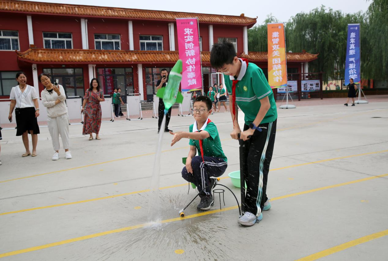 南皮县育才学校的孩子在演示自制火箭。王建宏摄