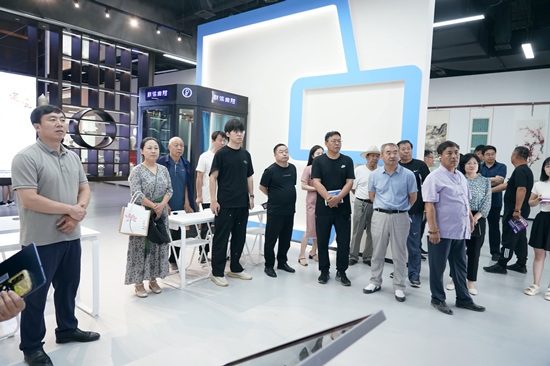 文化名家参观新时代文明实践中心展厅。李扬摄