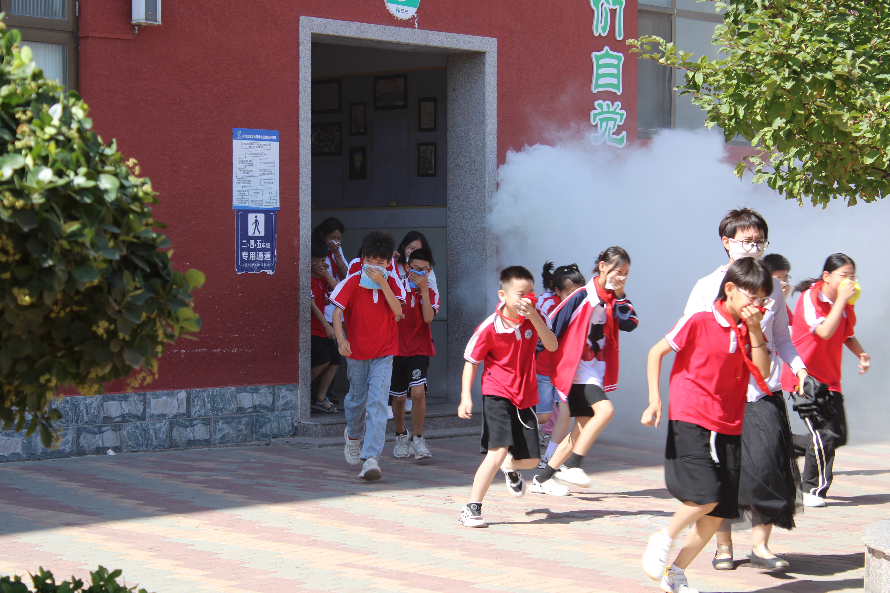 6月25日，警报响起，白沟新城博文学校的学生们有序从班级疏散逃生至操场。王双摄
