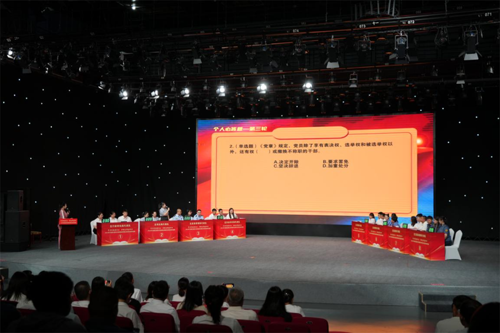 参赛选手在比赛中答题。李福政摄