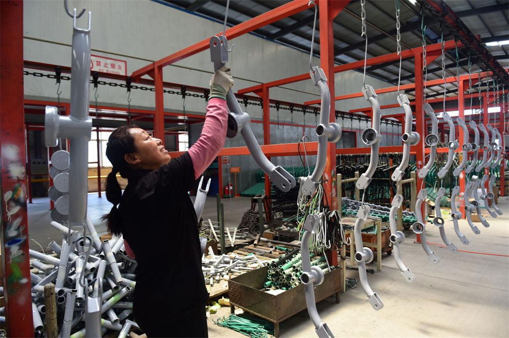 河北启帆教学设备制造有限公司工人在生产线上调整产品部件。傅新春摄