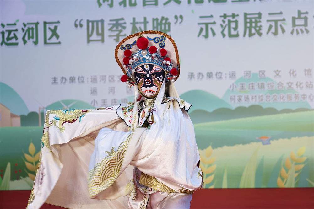 演員帶來精彩的川劇變臉表演。楊洋攝