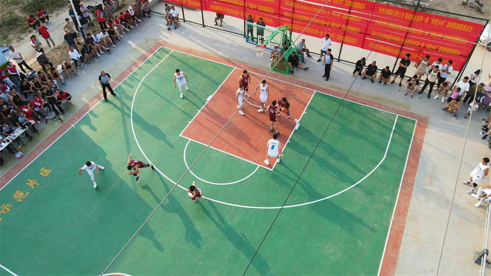 航拍双方队员在球场上比赛。赵华靖摄
