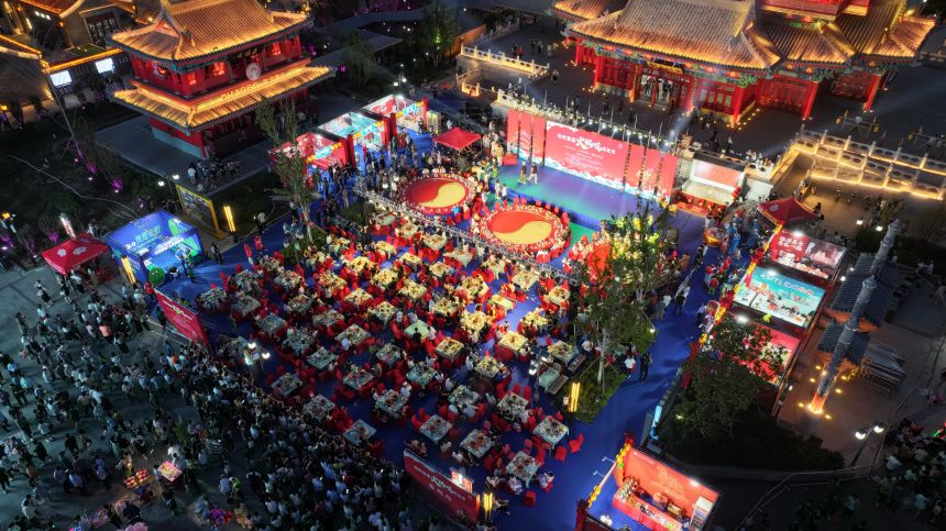 6月8日，沧州首届火锅鸡文化节在南川老街朗吟楼广场启动。闫冰摄