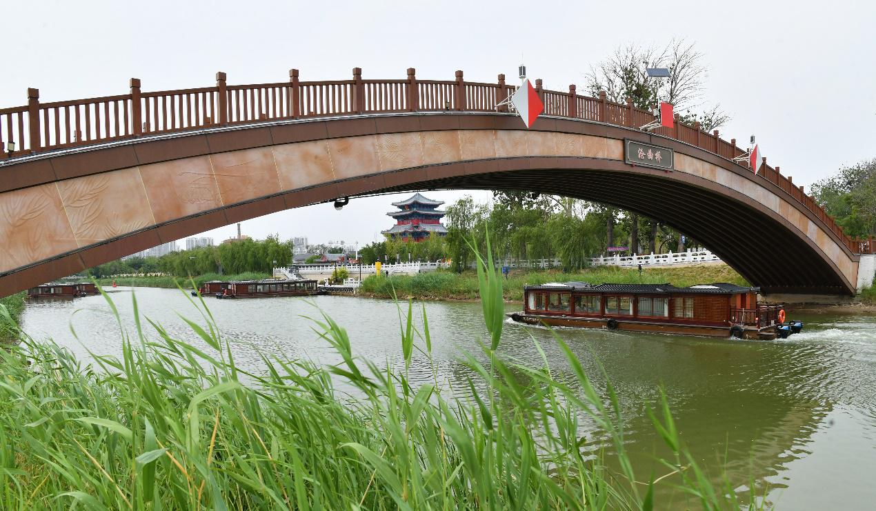 市民乘坐游船在大运河沧州城区段游览。苑立伟摄