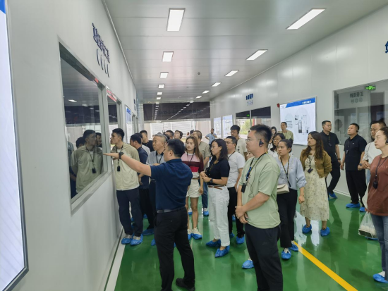 2024年河北省县域特色产业集群“冀有特色”品牌研修班学员正在参观学习。河北省工业和信息化厅供图