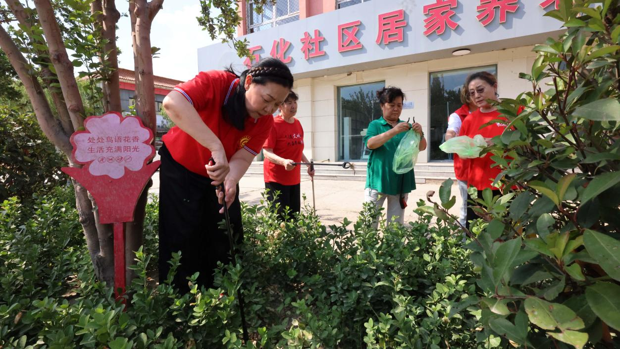 兑换活动结束后,社区居民继续参与志愿服务活动。张子衡摄