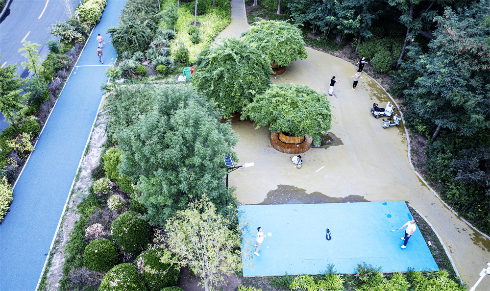 7月2日下午，河北省邯郸市复兴区先锋路体育公园，市民正在休闲健身，尽情享受运动带来的快乐。聂长青摄