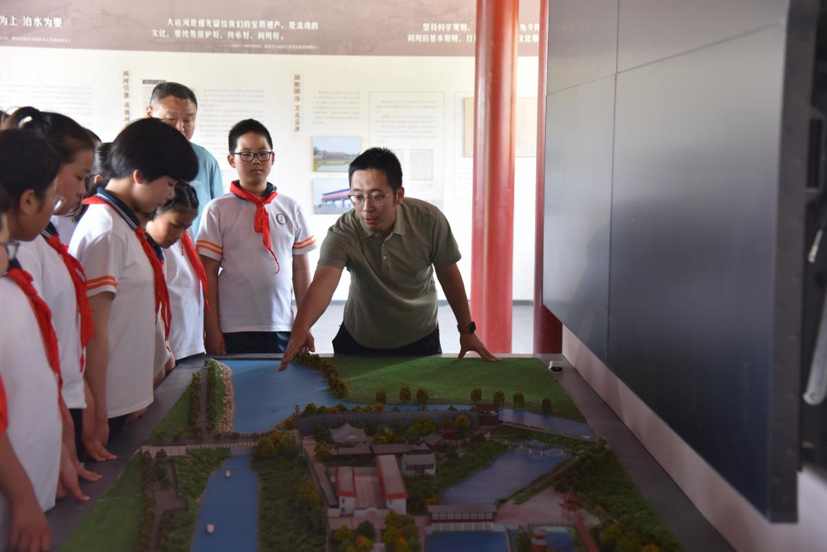 少先隊員認真聆聽工作人員講解運河開鑿歷程、運輸功能及周邊地區。孫世坡攝
