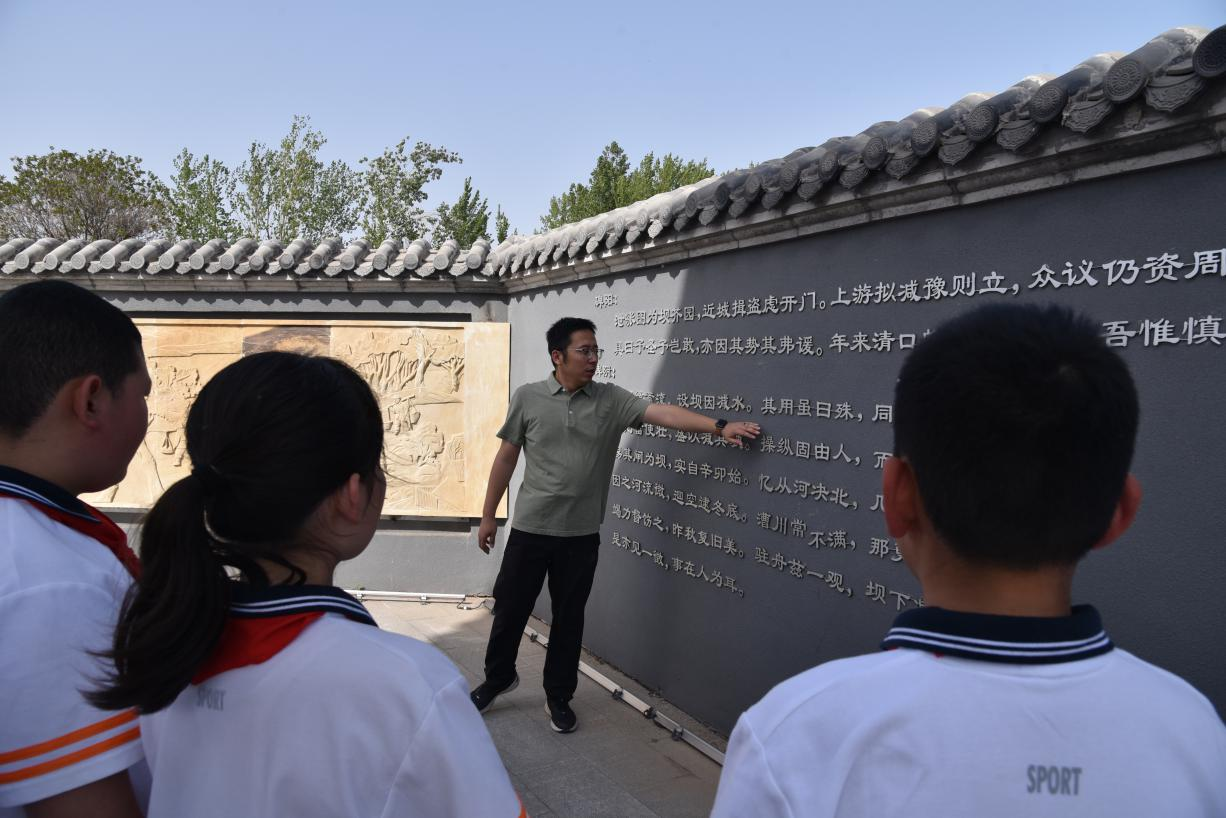 工作人员解读乾隆碑文相关历史知识。孙世坡摄