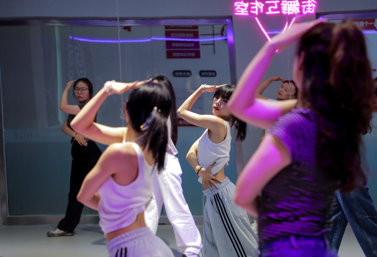青年人在爵士舞蹈課上動感起舞。陳軍攝