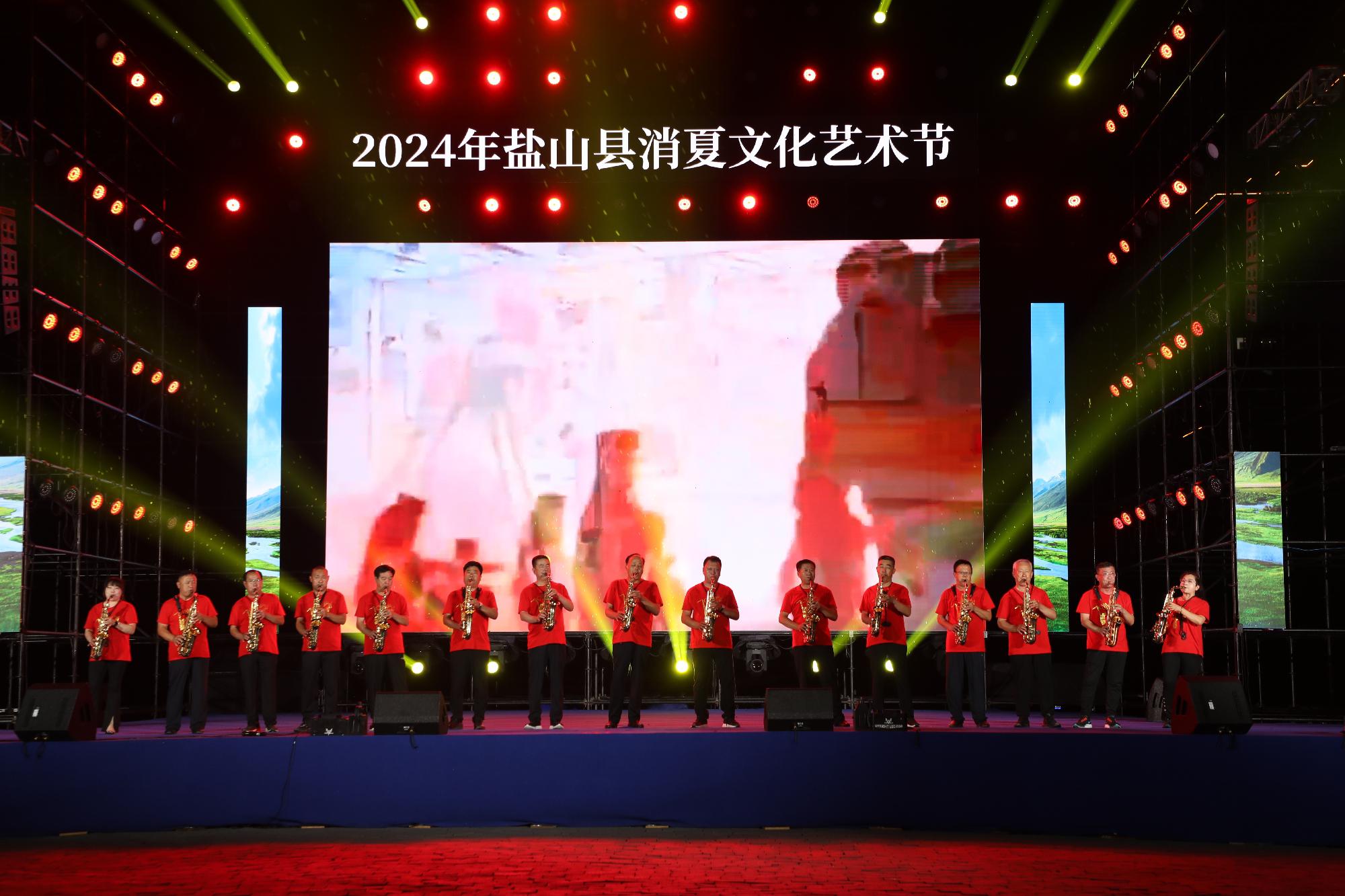 盐山县民间艺术团体演奏《歌曲串烧》。程一诺摄