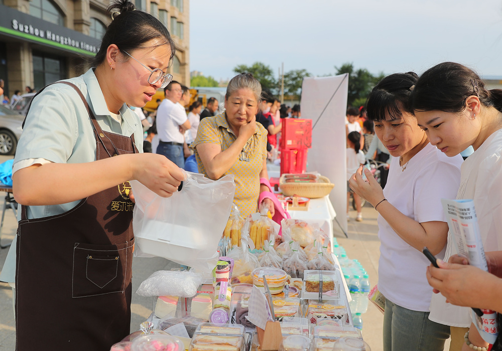 活動現場，市民在市集選購商品。曹建雄攝