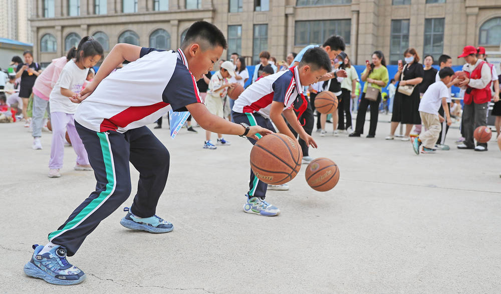 活動現場,小朋友現場進行趣味運動。曹建雄攝