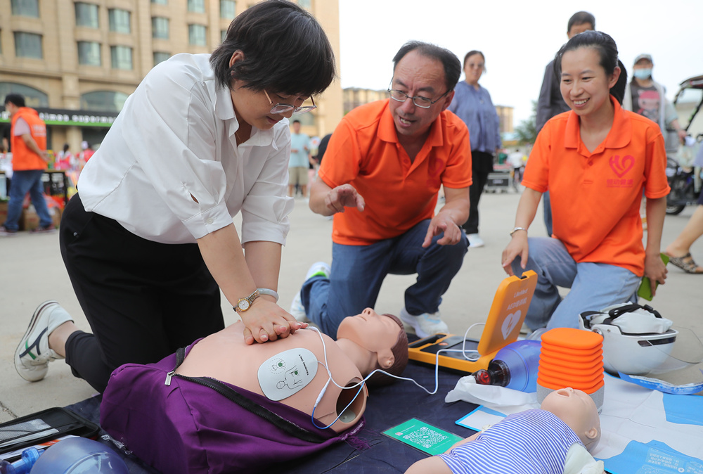活動現場,市民在市集學習心肺復蘇。曹建雄攝