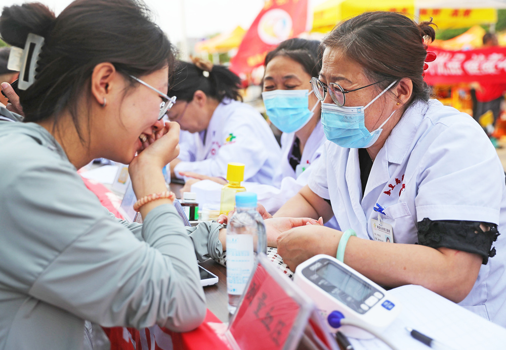 活動現場,市民在市集體驗義診。曹建雄攝