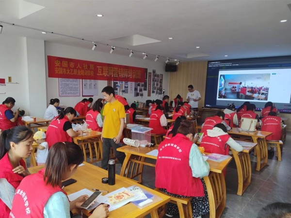 安国市开展互联网营销师培训。李伟强摄