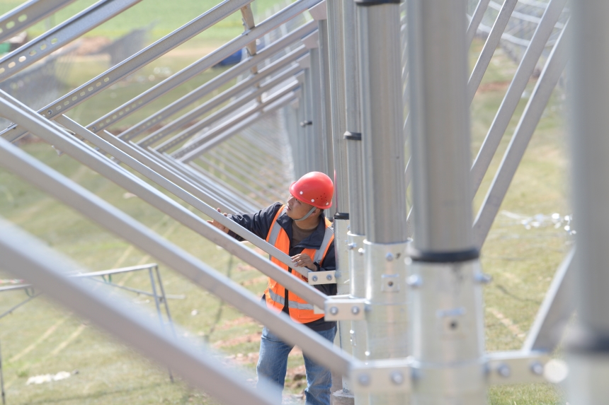 丰宁县新隆鱼儿山100兆瓦光伏项目施工现场，技术人员在查看支架安装情况。王立群摄