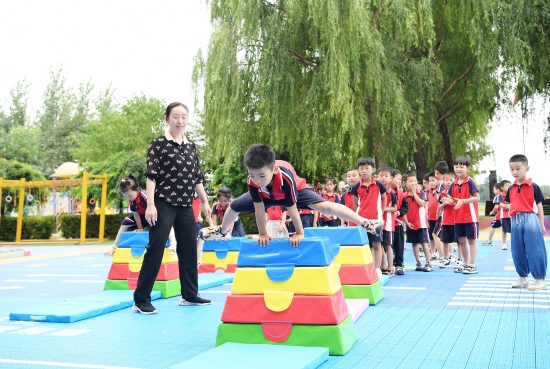 定州市號頭庄鄉中心幼兒園的孩子們在老師的指導下進行戶外活動。白永民攝