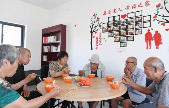 定州市號頭庄鄉中心幼兒園的孩子們在老師的指導下進行戶外活動。白永民攝