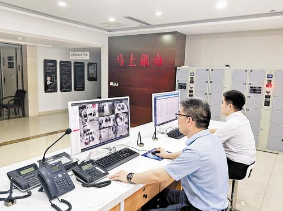 7月3日，河北省公共資源交易中心，工作人員正在對“雙盲”評審全流程進行數字監控。河北日報記者解楚楚攝